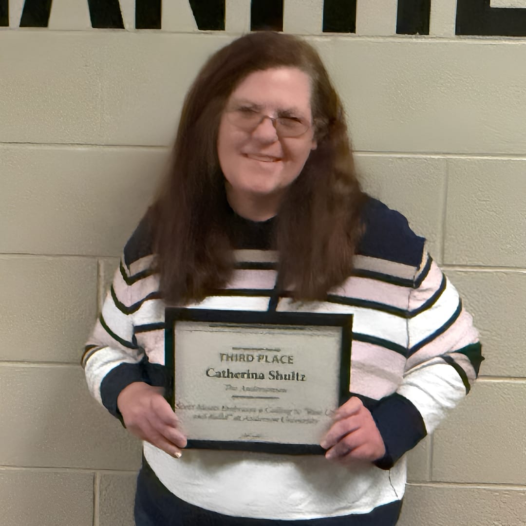 Student Catherina Shultz with third place award
