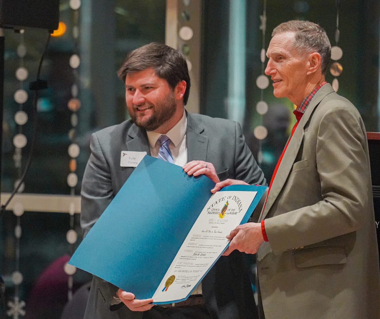 state representative Kyle Pierce presenting John Pistole with Sagamore award