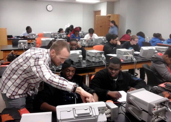 students working in an electrical engineering lab